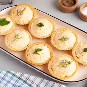 Тарталетки с яйцом и сыром