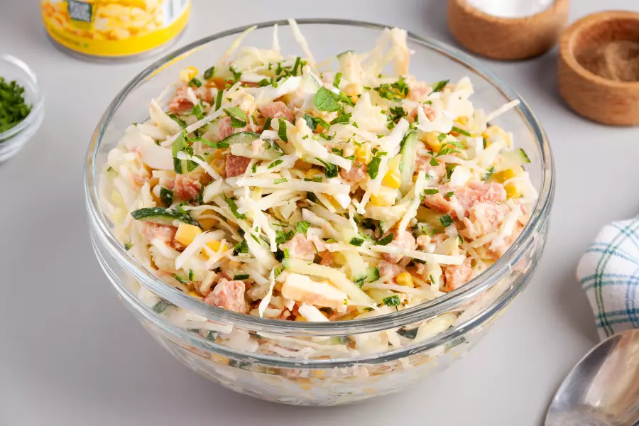 Готовое блюдо салат с капустой, яйцами и тунцом