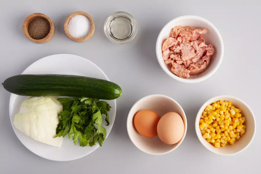 Ингредиенты для рецепта салат с капустой, яйцами и тунцом
