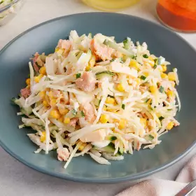 Салат с капустой, яйцами и тунцом