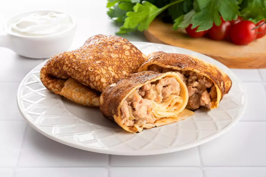 Готовое блюдо блинчики с фаршем