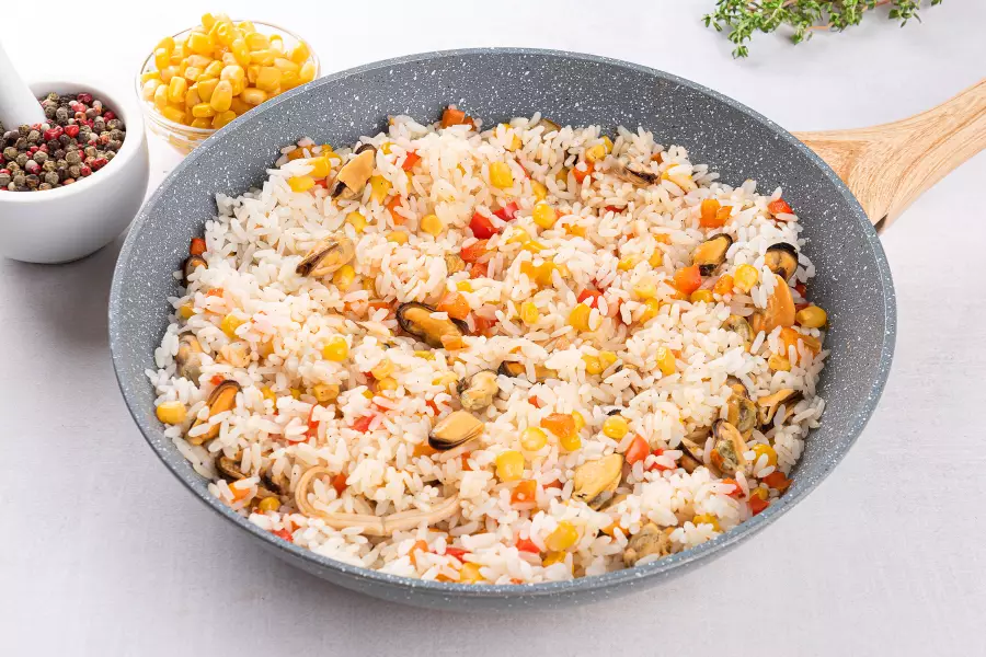 Готовое блюдо рис с морепродуктами