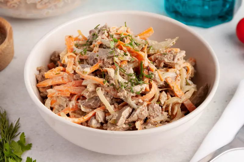 Салат с печенью, огурцами и морковью