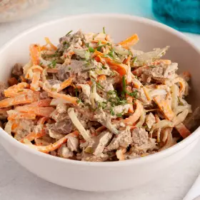 Салат с печенью, огурцами и морковью