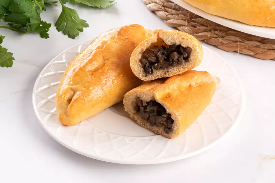 Готовое блюдо пирожки с грибами