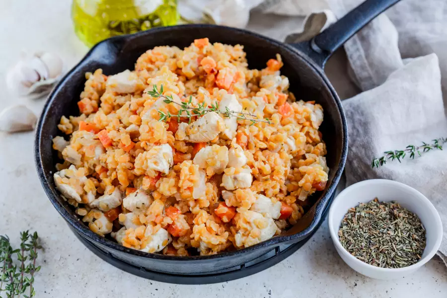 Готовое блюдо чечевица с курицей
