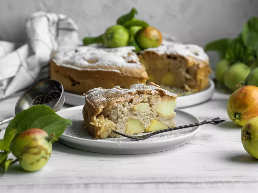 Готовое блюдо шарлотка с яблоками и корицей