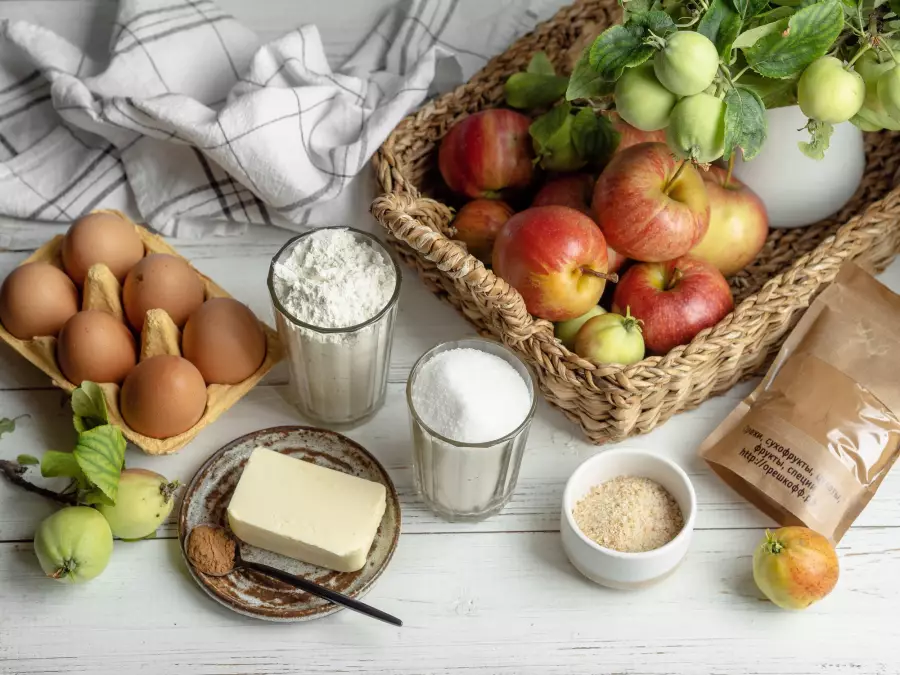 Ингредиенты для рецепта шарлотка с яблоками и корицей