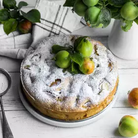 Шарлотка с яблоками и корицей