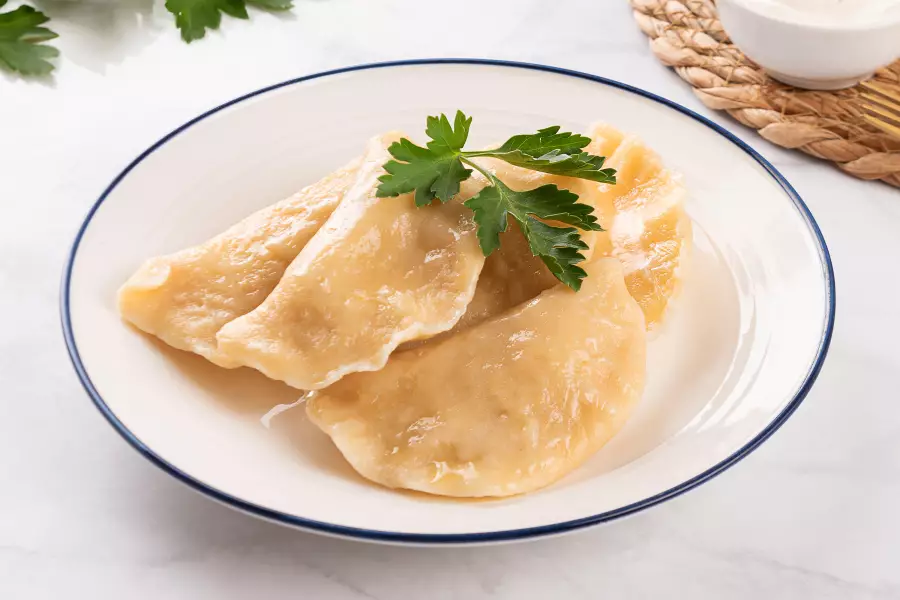 Готовое блюдо вареники с яйцом