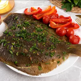 Камбала с овощами в духовке