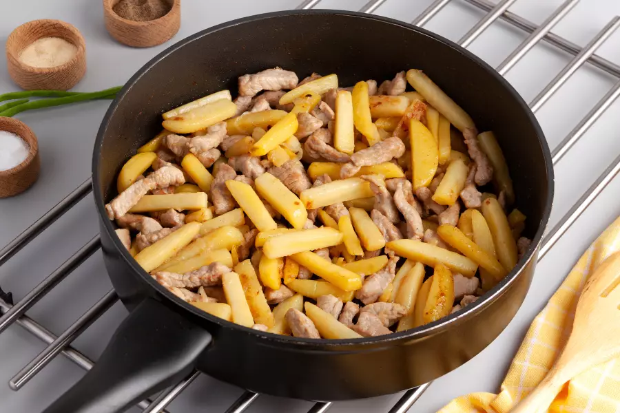 Готовое блюдо жареная картошка с мясом