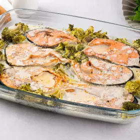 Брокколи с красной рыбой