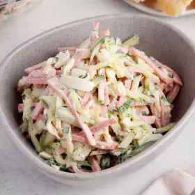 Салат с огурцом и копчёной колбасой