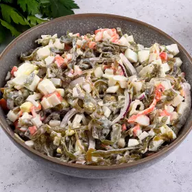 Салат с морской капустой и крабовыми палочками