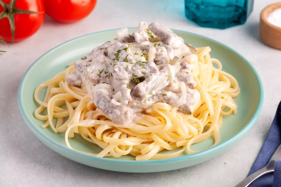 Бефстроганов с солёными огурцами