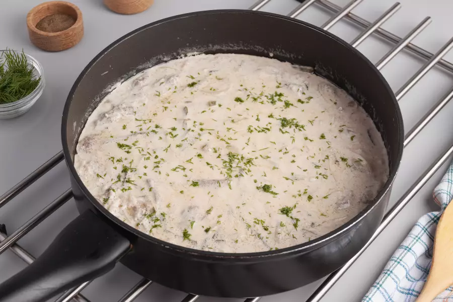 Готовое блюдо бефстроганов с солёными огурцами