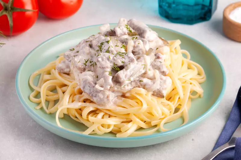 Бефстроганов с солёными огурцами