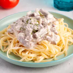 Бефстроганов с солёными огурцами