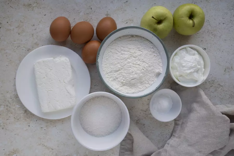 Ингредиенты для рецепта шарлотка с творогом и яблоками