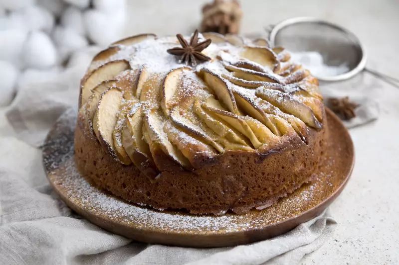 Шарлотка с творогом и яблоками