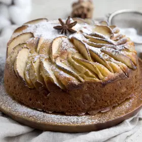 Шарлотка с творогом и яблоками