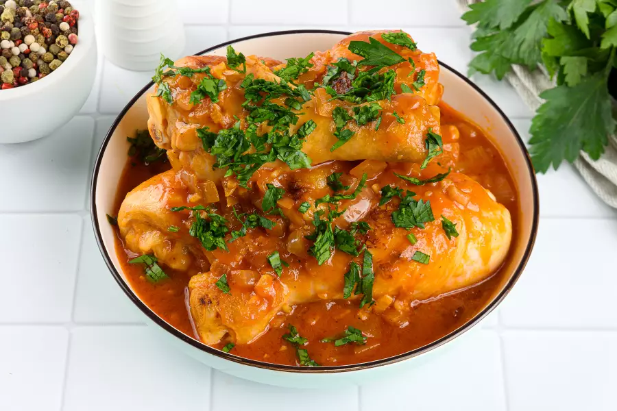 Готовое блюдо курица тушёная с луком
