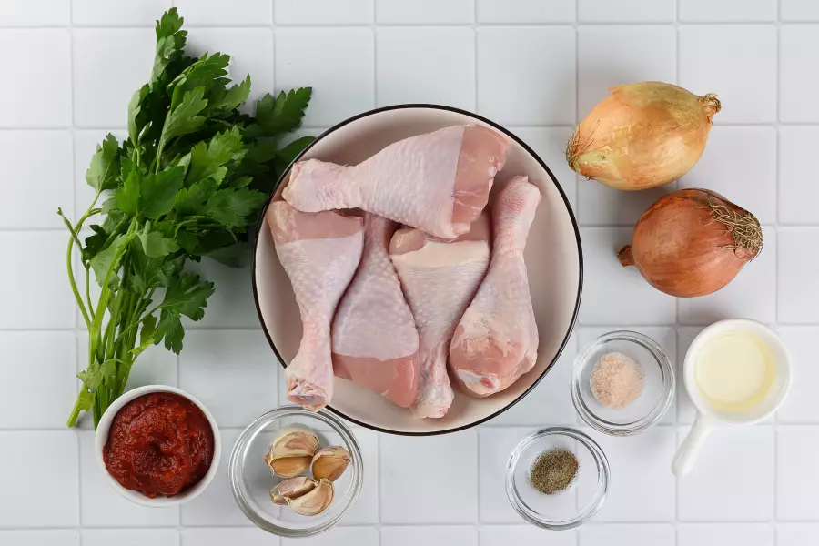 Ингредиенты для рецепта курица тушёная с луком