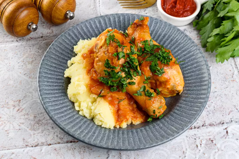 Курица тушёная с луком