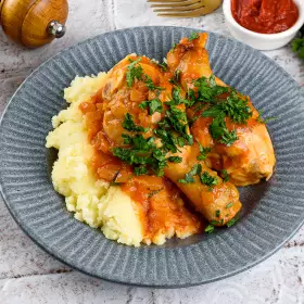 Курица тушёная с луком