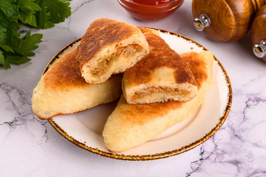Готовое блюдо пирожки с квашеной капустой