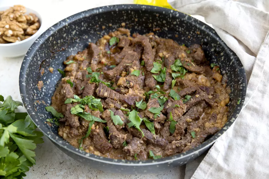 Готовое блюдо говядина с грецкими орехами