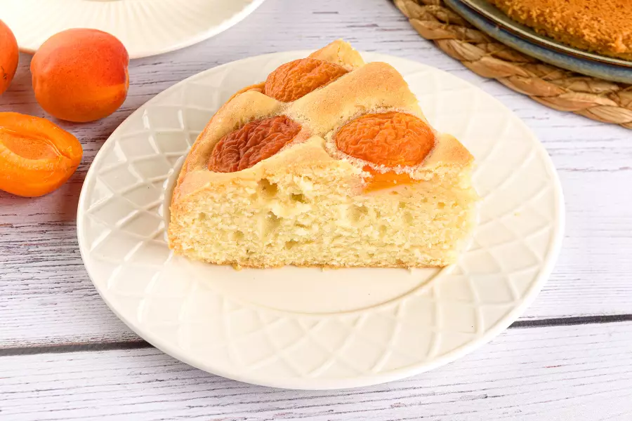 Готовое блюдо пирог с абрикосами в духовке