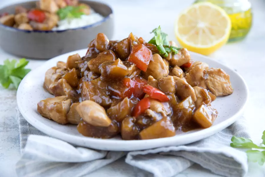 Курица с ананасами в кисло-сладком соусе