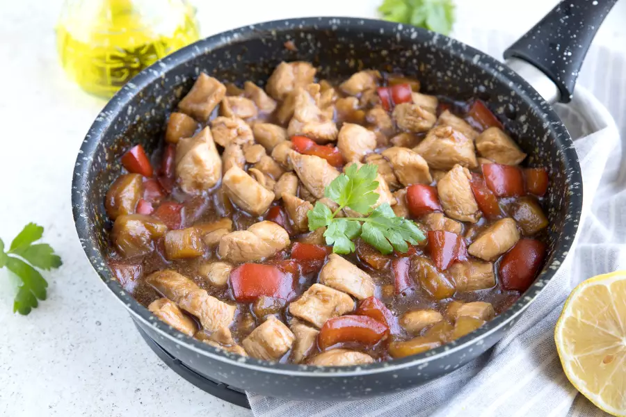 Готовое блюдо курица с ананасами в кисло-сладком соусе