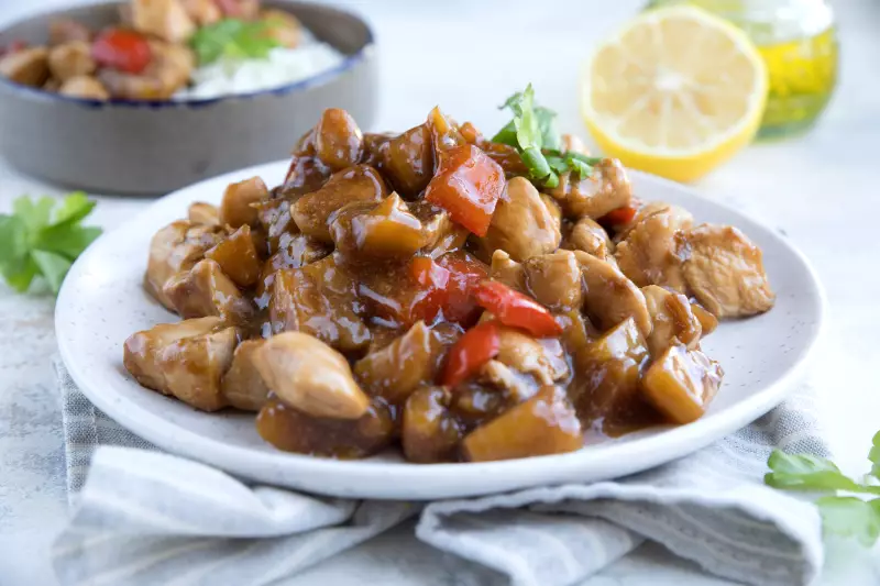 Курица с ананасами в кисло-сладком соусе