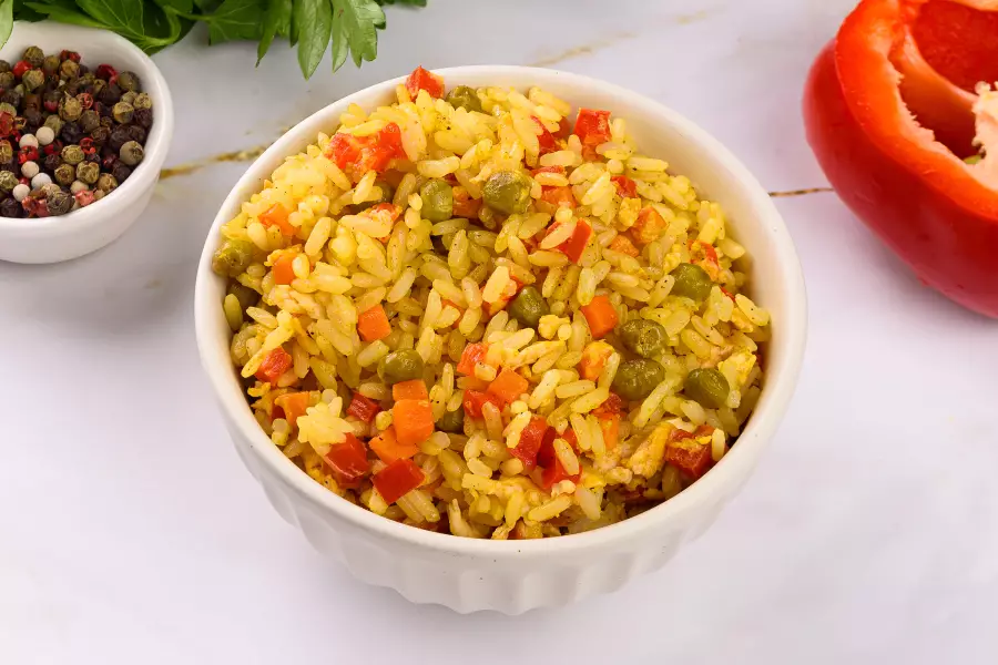 Готовое блюдо жареный рис с яйцом