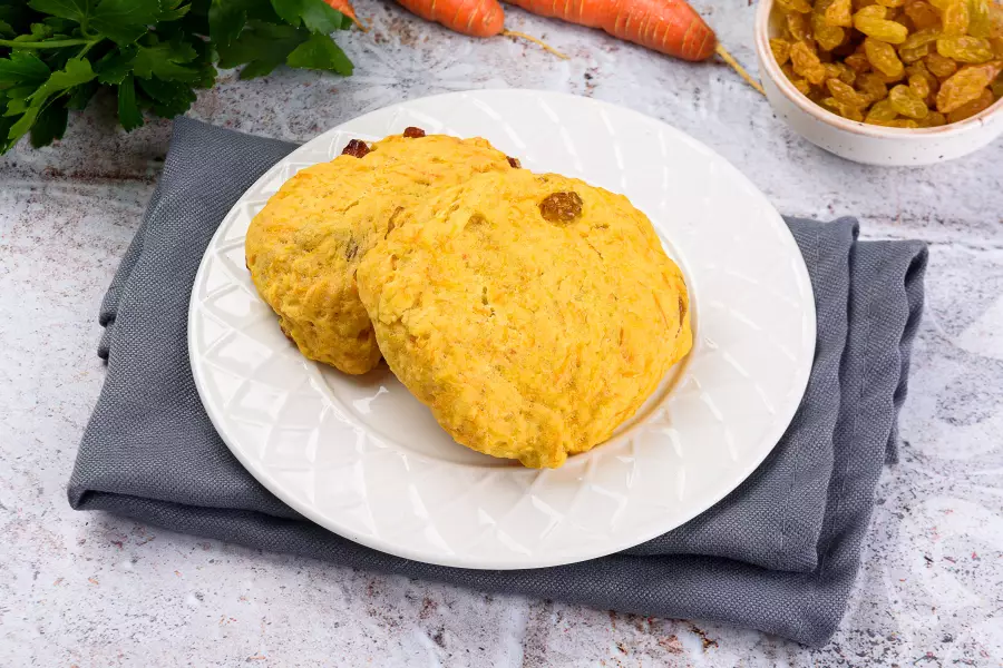 Готовое блюдо морковное печенье с изюмом