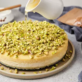 Творожный десерт с кускусом и фисташками
