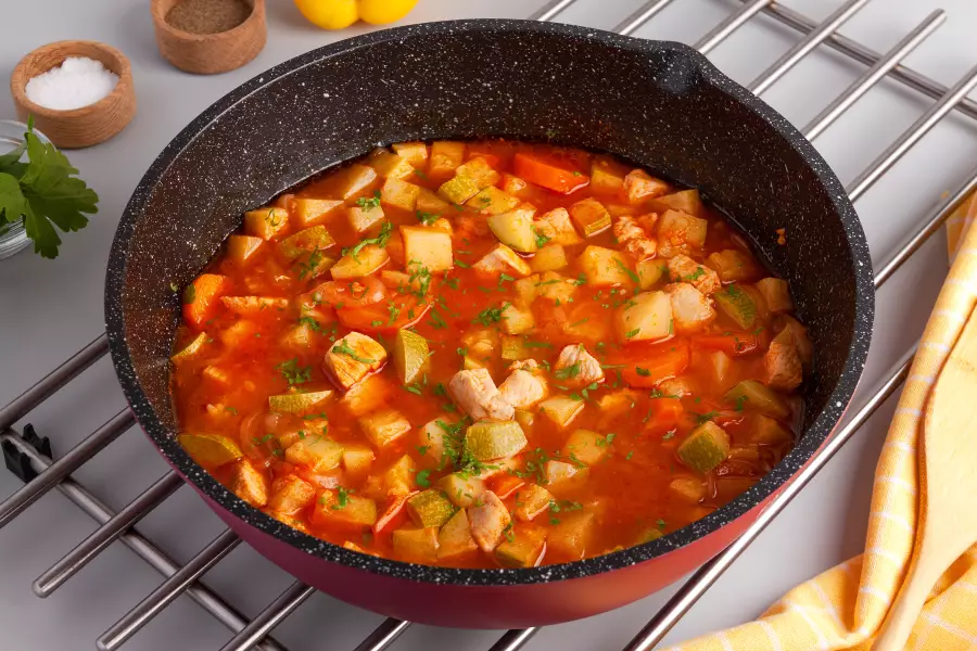 Готовое блюдо картошка с кабачками и курицей