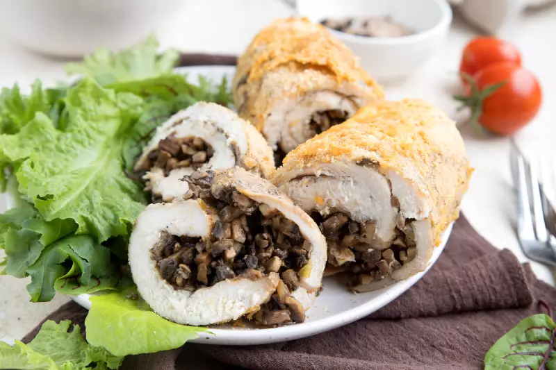 Куриный рулет с грибами