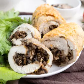 Куриный рулет с грибами