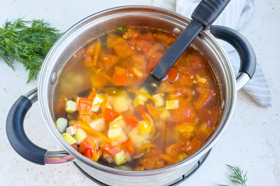Готовое блюдо овощной суп с курицей