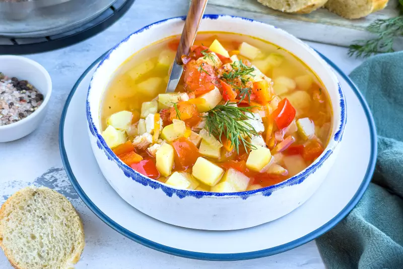 Овощной суп с курицей