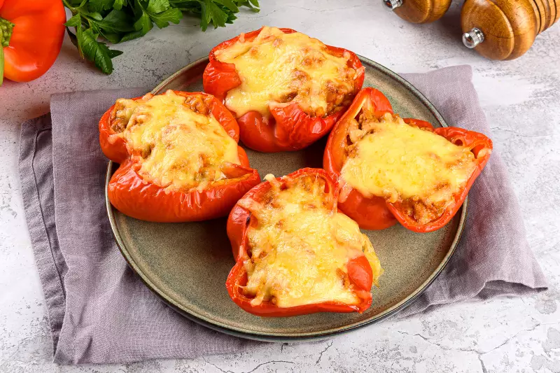 Половинки перца с фаршем в духовке