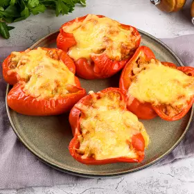 Половинки перца с фаршем в духовке