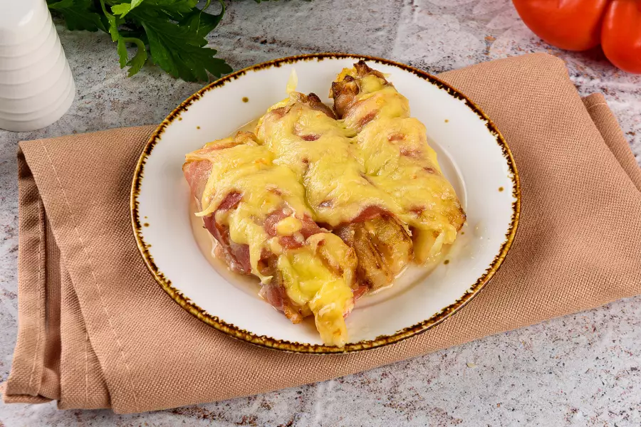 Готовое блюдо кабачки с беконом в духовке