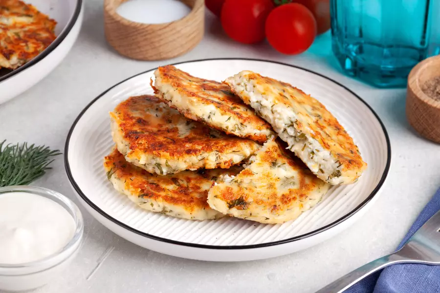 Готовое блюдо сырники с зеленью