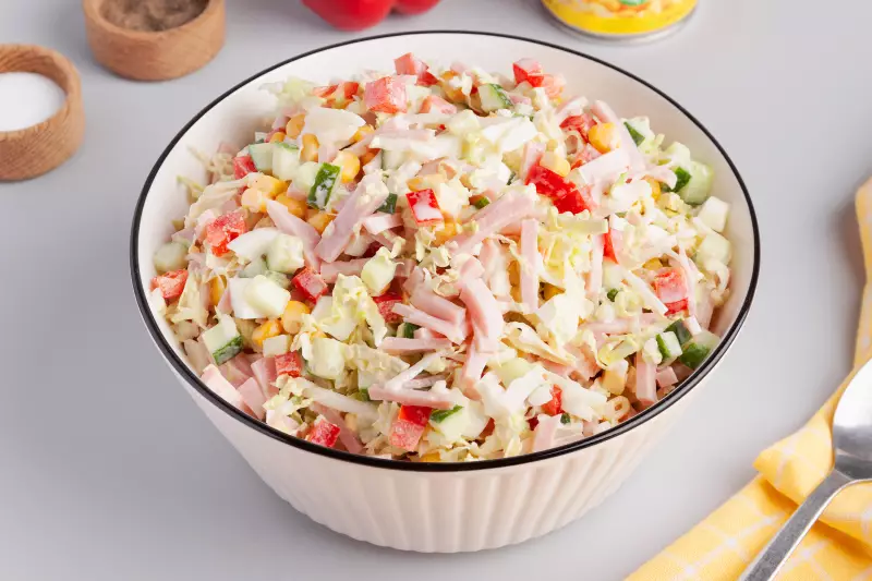 Салат с пекинской капустой и ветчиной