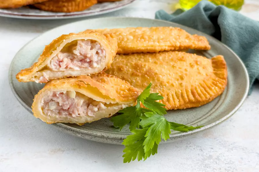 Готовое блюдо чебуреки с курицей